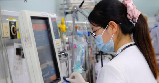 Cứu người phụ nữ nặng 100kg 'chín phần tử vong'