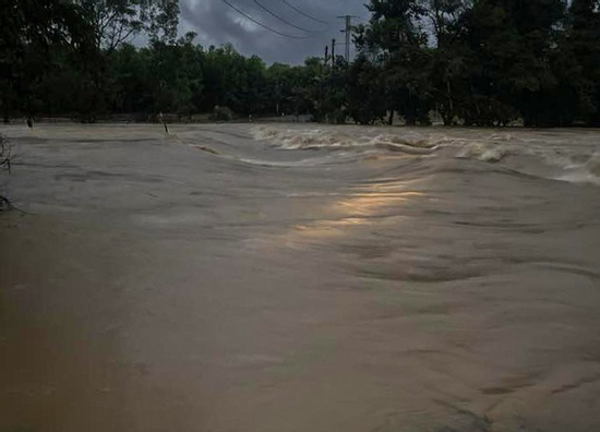 Khánh Hòa mưa cả đêm, nhiều nơi bị chia cắt, nước sông Cái Nha Trang đang lên