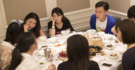 Họp lớp chỉ vui khi bạn biết giữ miệng: 5 giới hạn không được bước qua, đặc biệt 1 điều về tiền