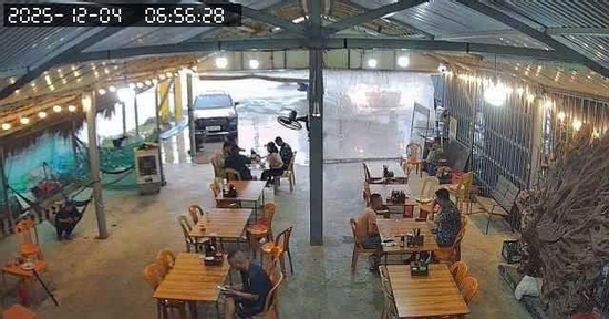 Quên trả tiền bữa sáng, nhóm cứu trợ xúc động trước tấm lòng chủ quán Quảng Trị