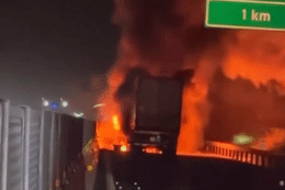 Ba ô tô bốc cháy dữ dội sau cú tông liên hoàn trên cao tốc