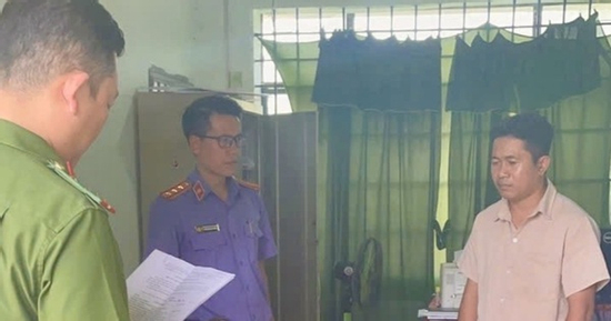 Bắt, khám xét nơi làm việc một cán bộ Ủy ban MTTQ VN xã chiếm đoạt 500 triệu đồng tiền cứu trợ lũ