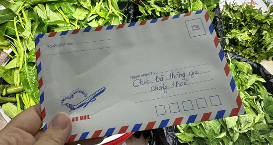 Đi 500km thăm thông gia gặp nạn, vợ chồng nghèo gửi quà khiến cả nhà xúc động