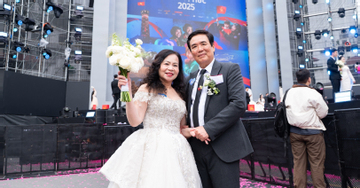 Những cô dâu U80, U70 lần đầu mặc váy cưới, nắm tay chồng trong sự kiện đặc biệt