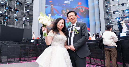 Những cô dâu U80, U70 lần đầu mặc váy cưới, nắm tay chồng trong sự kiện đặc biệt