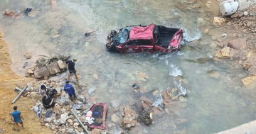 Xe bán tải rơi xuống suối trên tuyến cao tốc La Sơn - Túy Loan