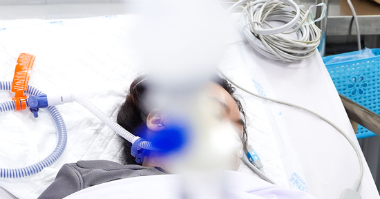 Hành động giúp cô gái nhảy khỏi tòa nhà 4 tầng bốc cháy thoát chấn thương đầu