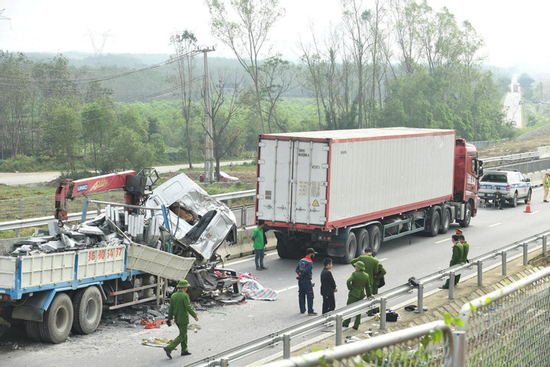 Cao tốc Bùng - Vạn Ninh vẫn ách tắc sau vụ tai nạn làm 5 người thương vong