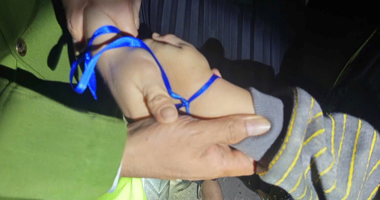 Hải Phòng: Ngăn chặn kịp thời người mẹ trẻ buộc tay con định nhảy cầu tự tử