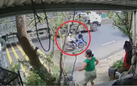 Khoảnh khắc thót tim chiến sĩ cảnh sát cứu nữ sinh trước đầu xe container