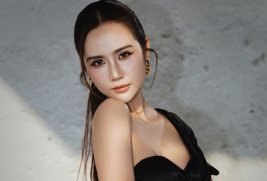 Nữ tổng tài phim 'Cách em 1 milimet' đời thực khoe lưng ong nuột nà, gợi cảm