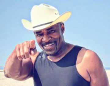 Ông lão U80 được ngưỡng mộ vì vẻ cường tráng, trẻ trung như thanh niên