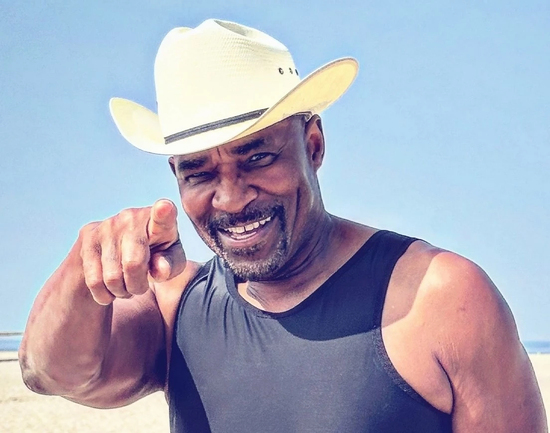 Ông lão U80 được ngưỡng mộ vì vẻ cường tráng, trẻ trung như thanh niên