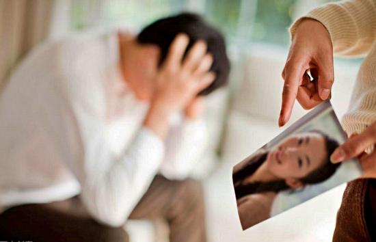 Vợ chịu khổ 8 năm, chồng 'báo đáp' bằng căn chung cư cho nhân tình và con riêng