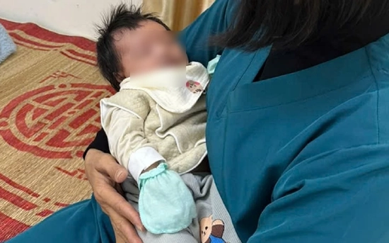 Bé gái sơ sinh bị bỏ rơi lúc rạng sáng tại Hải Phòng