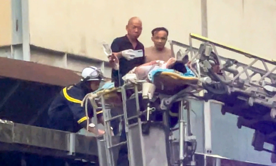 Bé trai 11 tuổi sống sót kỳ diệu sau khi rơi từ tầng cao chung cư ở Hà Nội