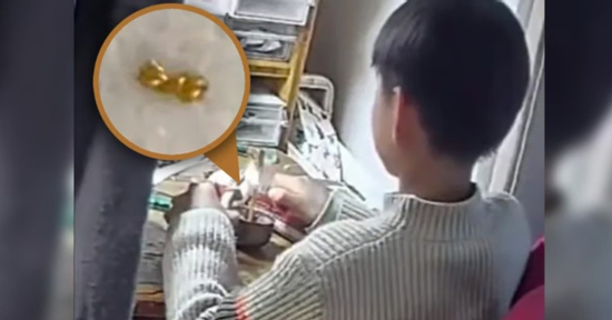 Cậu bé 8 tuổi cắt vụn dây chuyền vàng của mẹ để tặng các bạn trong lớp