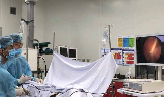 Học video trên mạng dùng dây sạc điện thoại tìm khoái cảm, nam sinh gặp nạn