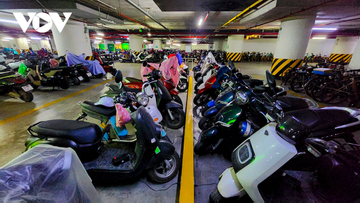 Nhiều hầm chung cư ở Hà Nội chỉ nhận gửi xe điện, chưa có chỗ sạc vì lo cháy nổ