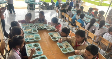 Nhiều trường học lo lắng khi Dự án 'Nuôi em' tạm ngừng hoạt động