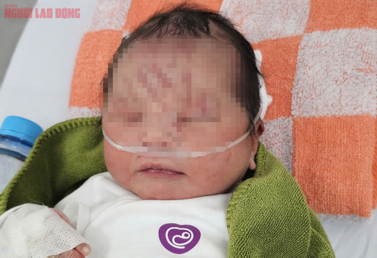 NÓNG: Một trẻ sơ sinh nghi bị 