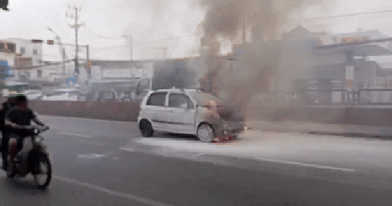 Ô tô 5 chỗ bốc cháy dữ dội trên Quốc lộ 1 sau tiếng nổ lớn