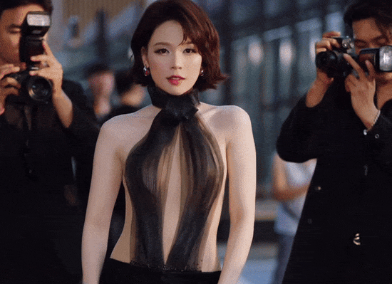 Sam khoe sắc vóc gợi cảm, không còn nhận ra 'mẹ bỉm'