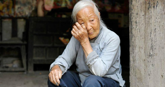 Thiên vị con cả giàu có, bạc đãi con út nghèo khó: Mẹ già nhận quả báo khi bệnh tật ập đến