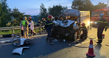 Xe khách va chạm xe đầu kéo trên cao tốc, 3 người tử vong