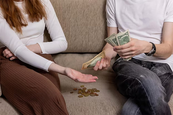 ‘Khổ nhục kế’ moi tiền chồng ki bo