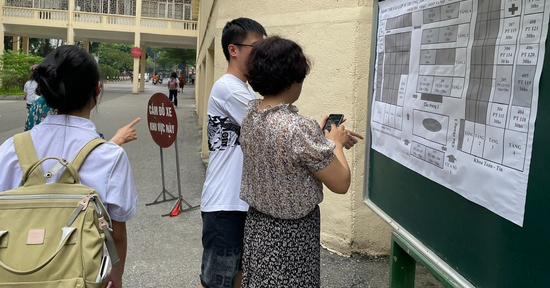 Phụ huynh Hà Nội chi cả chục triệu ‘đặt cọc’ suất vào lớp 10 trường tư