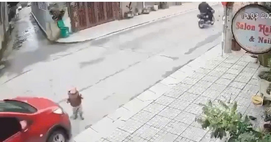 Bé 16 tháng tuổi bị ô tô của phụ huynh cán tử vong: Hậu quả từ vài giây bất cẩn