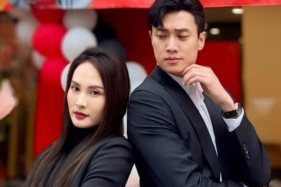 Quốc Trường ra tận Hà Nội tặng hoa hồng cho Bảo Thanh trước mặt đồng nghiệp
