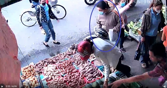 Clip: Nhóm người phụ nữ dàn cảnh móc trộm điện thoại của cô gái tại tiệm bán rau
