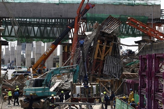 Sập cầu kinh hoàng ở Thái Lan, hàng chục người bị chôn vùi dưới đống bê tông đổ nát