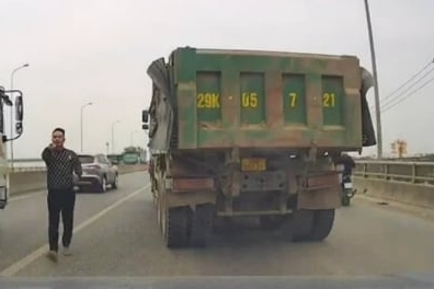 Xác minh tài xế xe tải đánh võng, chèn ép ô tô con trên cầu vượt ở Hà Nội