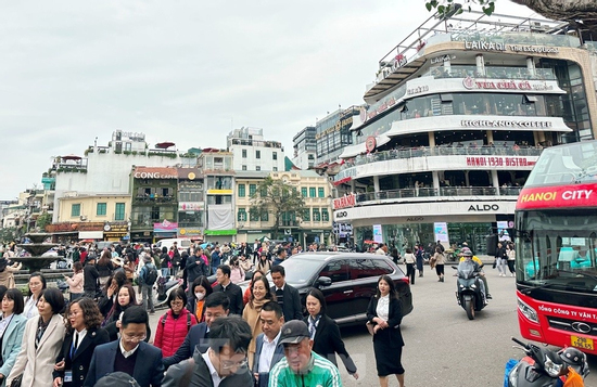 Hàng nghìn người đổ về tòa nhà Hàm cá mập check-in, CSGT phải cắm 'chốt' đảm bảo giao thông