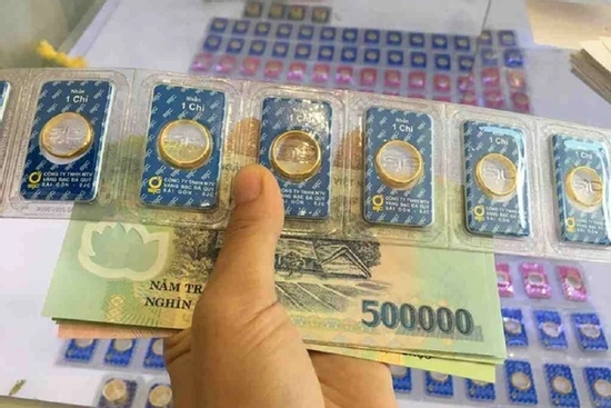 Hốt hoảng cả tháng lương không mua nổi 1 chỉ vàng