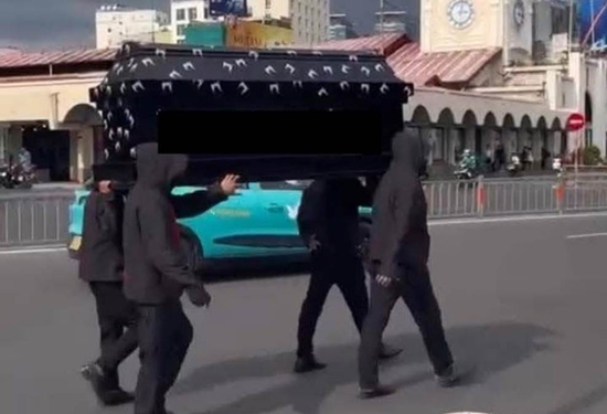 Nhóm thanh niên khiêng quan tài trước chợ Bến Thành gây phẫn nộ