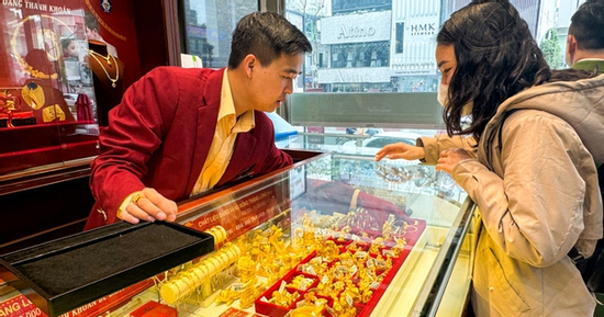 Giá vàng phá vỡ mọi kỷ lục, người trẻ khổ vì 