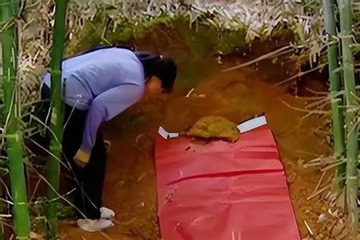 Ra mộ thăm chồng chết đột ngột sau 2 ngày chôn, vợ bất ngờ nghe thấy tiếng kêu cứu: Cho tôi ra ngoài!