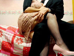Vướng 'lưới tình' của quý bà 50 tuổi, thầy giáo trẻ bấn loạn, rối ren