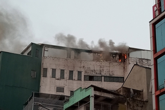 Cháy ngùn ngụt trên tầng tum ngôi nhà ở phố Bạch Mai, Hà Nội