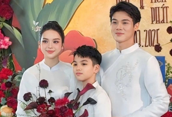 Con trai riêng của Quỳnh Lương lộ diện trong đám hỏi, thái độ với bố dượng gây chú ý