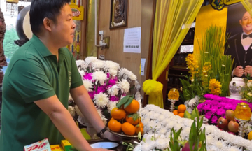 Quang Lê đứng trước bàn thờ Quý Bình tâm sự, làm 1 điều từng làm với cố diễn viên