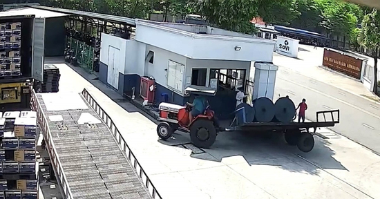 Xe kéo cua vào cổng công ty, 3 cuộn vải rơi đè tử vong bảo vệ