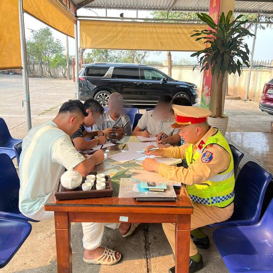 Danh tính 4 lái xe Porsche lấn làn, vượt ẩu trên cao tốc