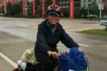 Trầm cảm do hôn nhân đổ vỡ ở tuổi 47, người phụ nữ đạp xe khắp thế giới để 