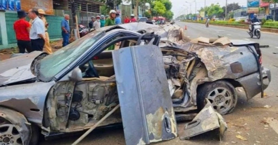 Vụ ô tô 5 chỗ gặp nạn, 2 người văng ra ngoài: Tài xế có nồng độ cồn rất cao