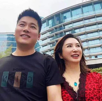 Bất ngờ gia thế của người phụ nữ 50 tuổi yêu chàng trai 34 tuổi
